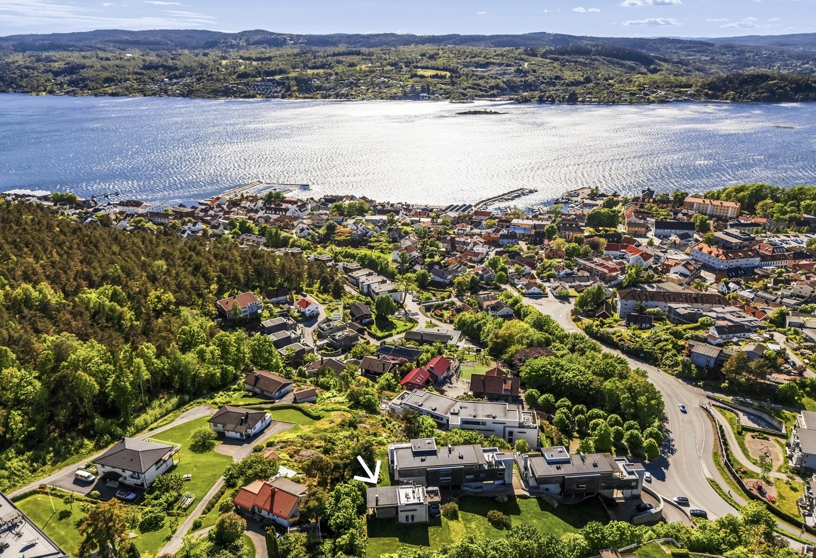 Eiendommen er ideell for deg som ønsker en rolig hverdag i idylliske omgivelser rett ved Drøbak sentrum. Galleribilde