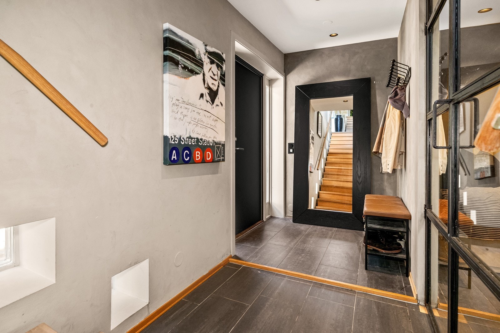 Velkommen inn i underetasje med gulvvarme og fliser i alle rom, der gangen har knaggrekke for yttertøy. Galleribilde