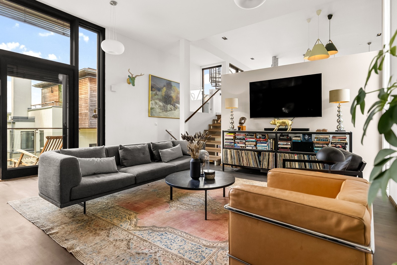 Stuen ligger på øvre plan av 1. etasje, med behagelig gulvvarme. Galleribilde