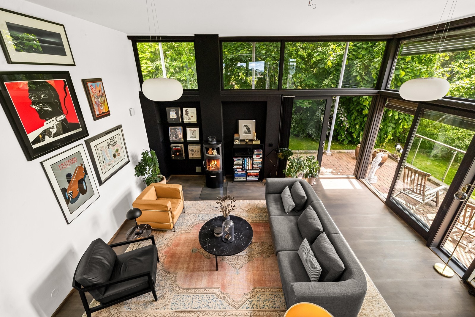 Den sosiale, åpne løsningen gir fin og luftig oversikt over stuen fra spisestuen. Galleribilde