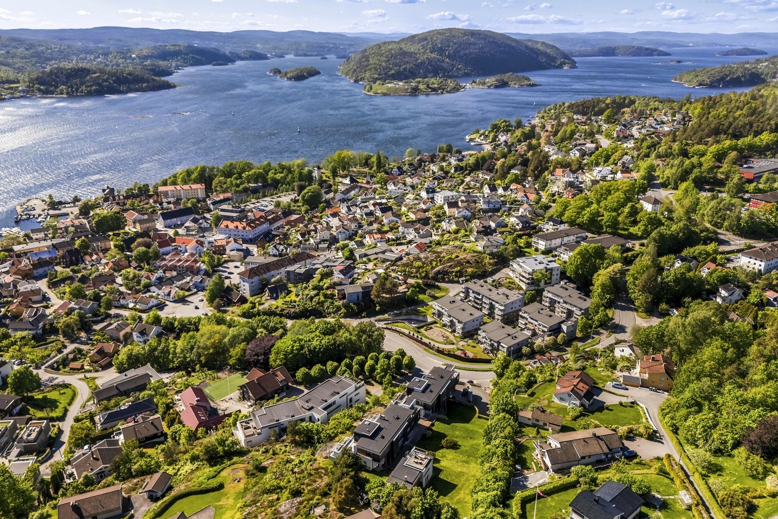Fra boligen er det kort rusletur til Drøbak sentrum. I tillegg ligger eiendommen nært barnehager, skoler og aktivitet, samt turstier og marka. Galleribilde