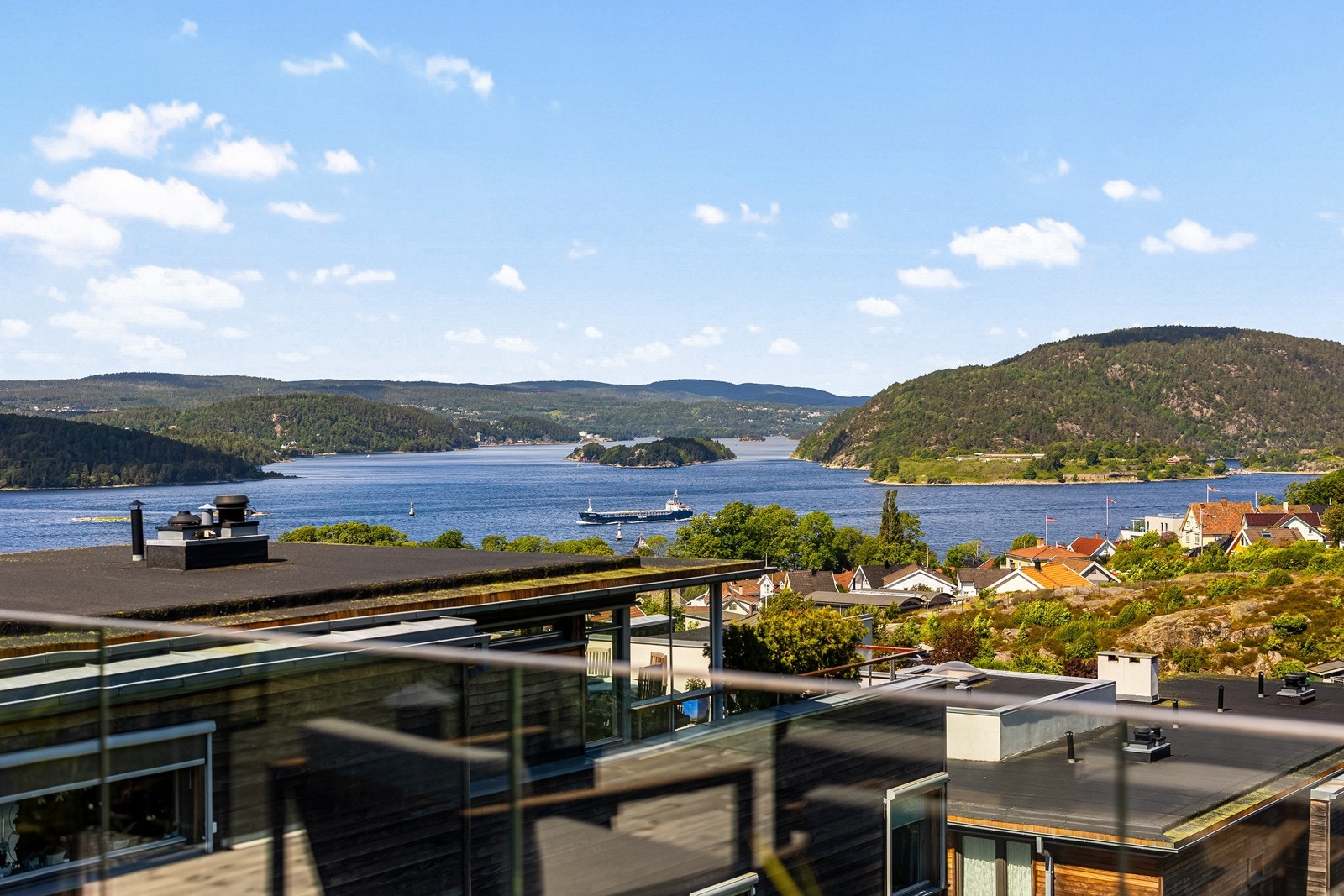 Høyt hevet og med en utsøkt utsikt mot Oscarsborg festning. Galleribilde