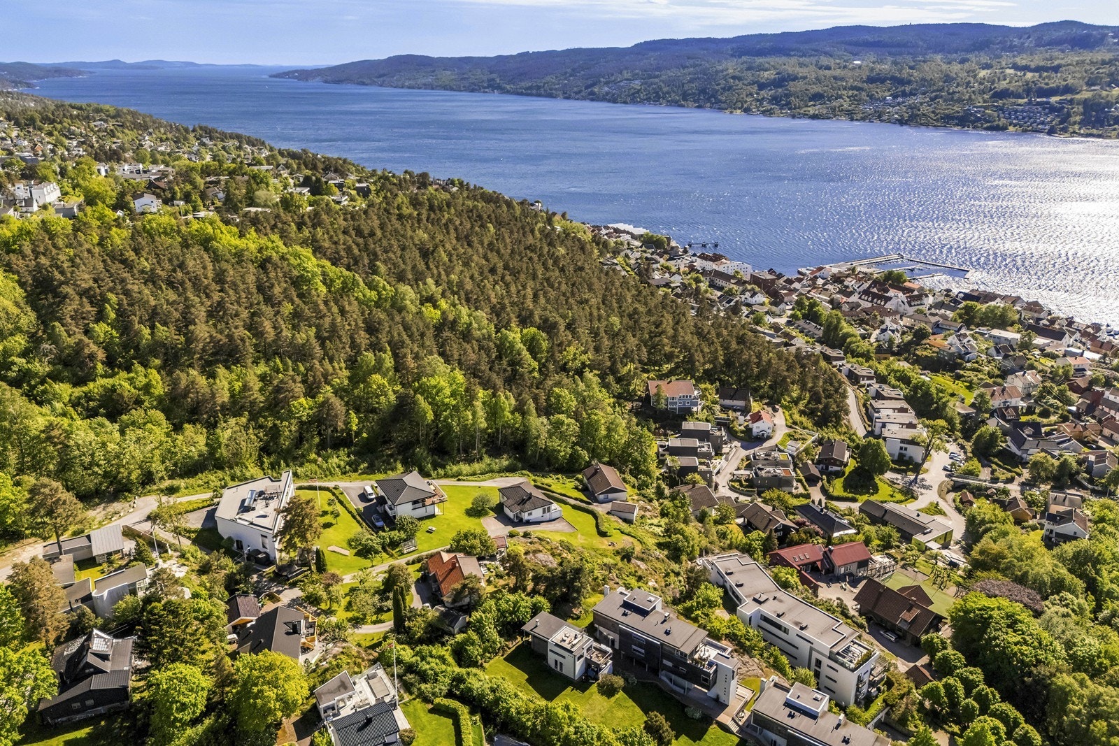 Drøbak ligger ved Oslofjordens solside, med alt det innebærer av bademuligheter, et yrende maritimt liv og et levende sentrum. Galleribilde