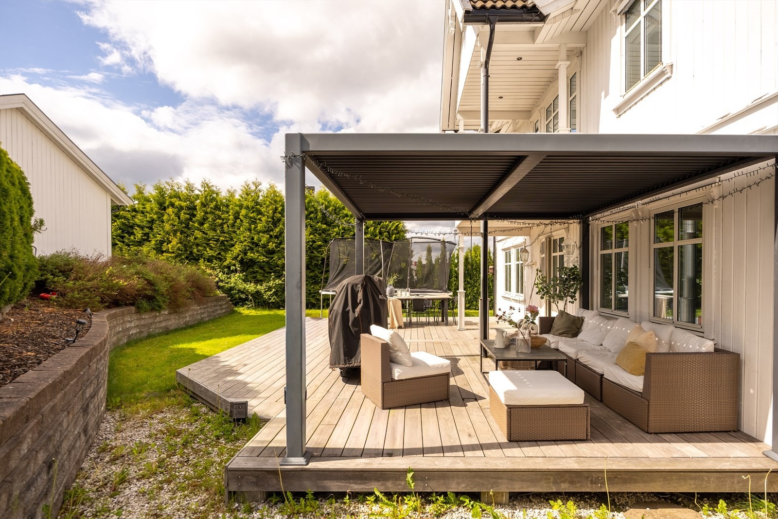 Den store terrassen har en overbygget del med pergola, som forlenger utendørssesongen. Galleribilde