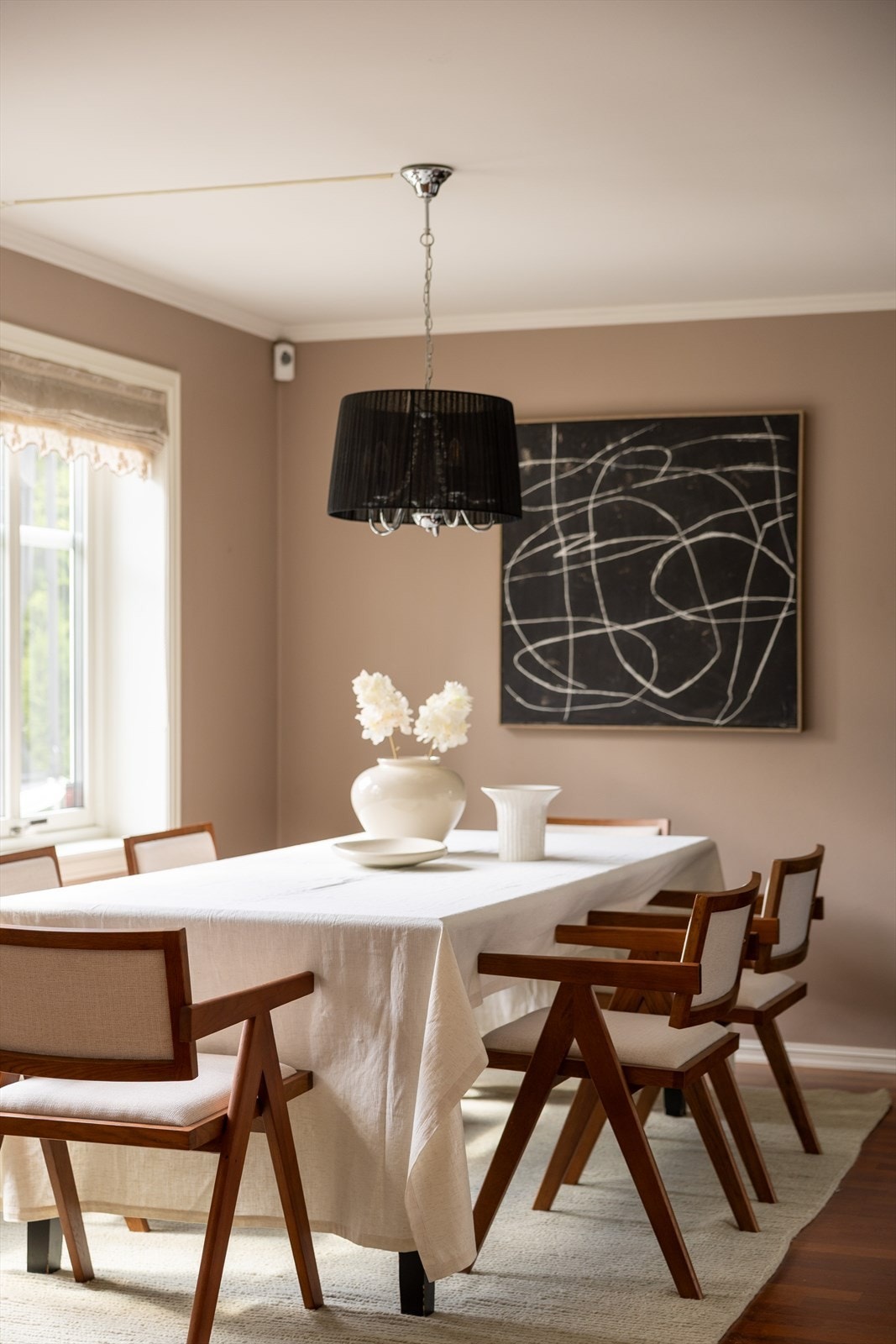 God plass til langbord for hyggelige sammenkomster med familie og venner. Galleribilde