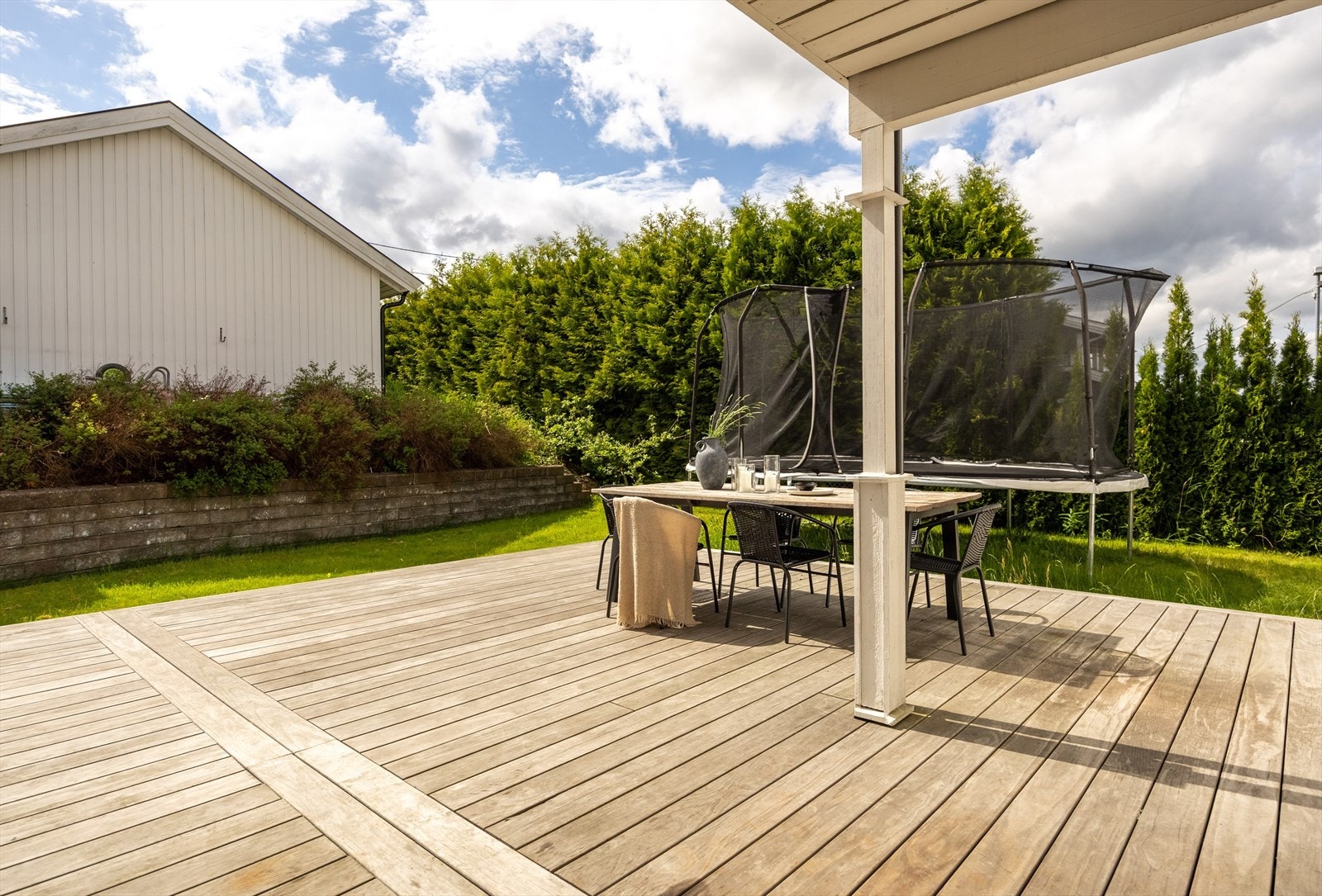 Terrassen har flere soner, med god plass til både spisebord og grill. Galleribilde