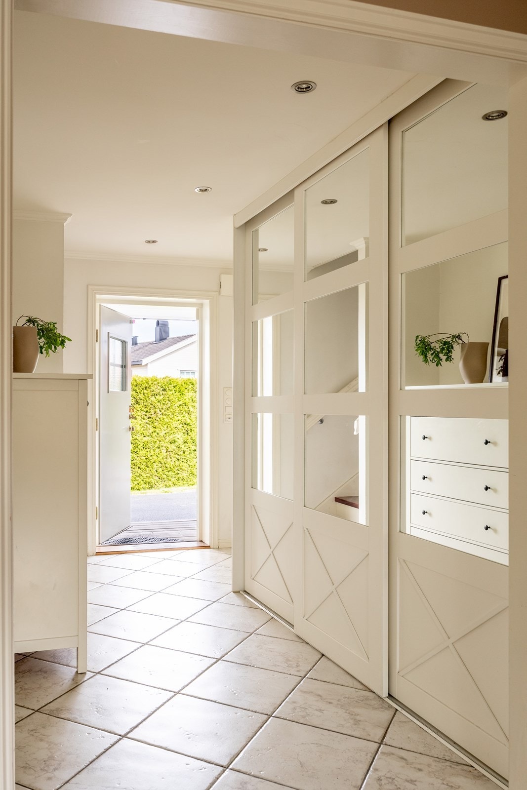 Skyvedørsgarderobe med speilfronter gir rikelig med oppbevaringsplass for yttertøy. Galleribilde