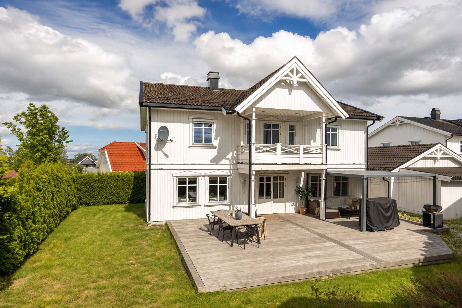 Lettstelt tomt og stor terrasse m/pergola. Huset er fra 2007 og fasaden vil bli malt/fikset på før overlevering. Galleribilde
