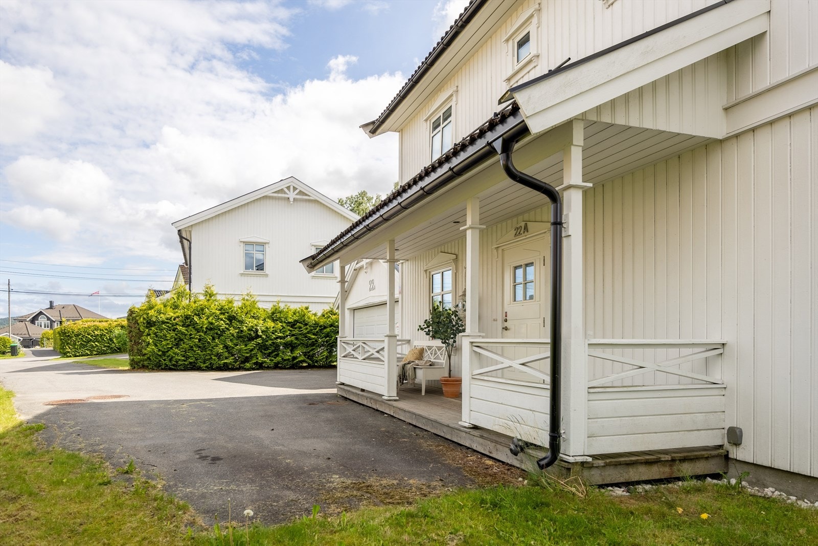 Eiendommen ligger i et etablert og trygt nabolag på Skjetten, med kort vei til skoler og barnehager. Galleribilde