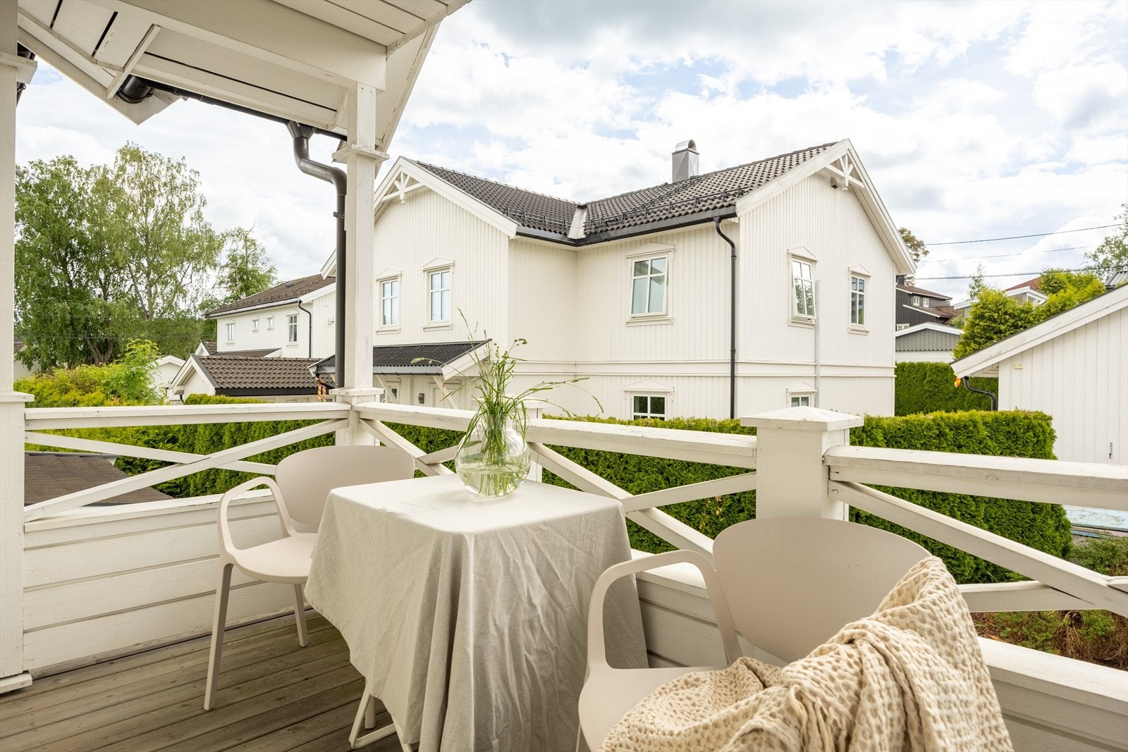 Sydvendt balkong med plass til en liten sittegruppe. Galleribilde