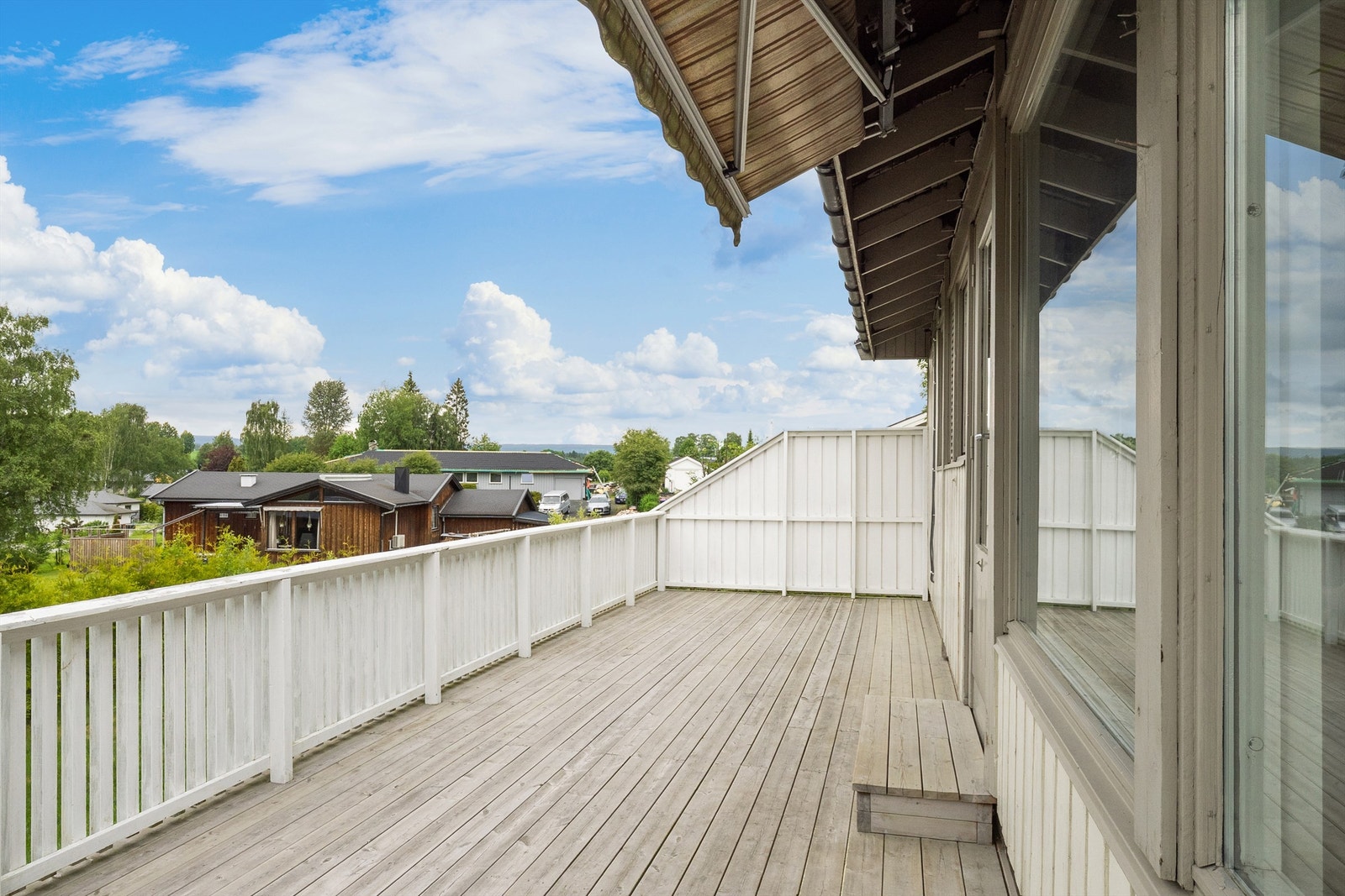 Fra stuen er det utgang til en romslig veranda med gode solforhold og plass til utemøbler. Galleribilde