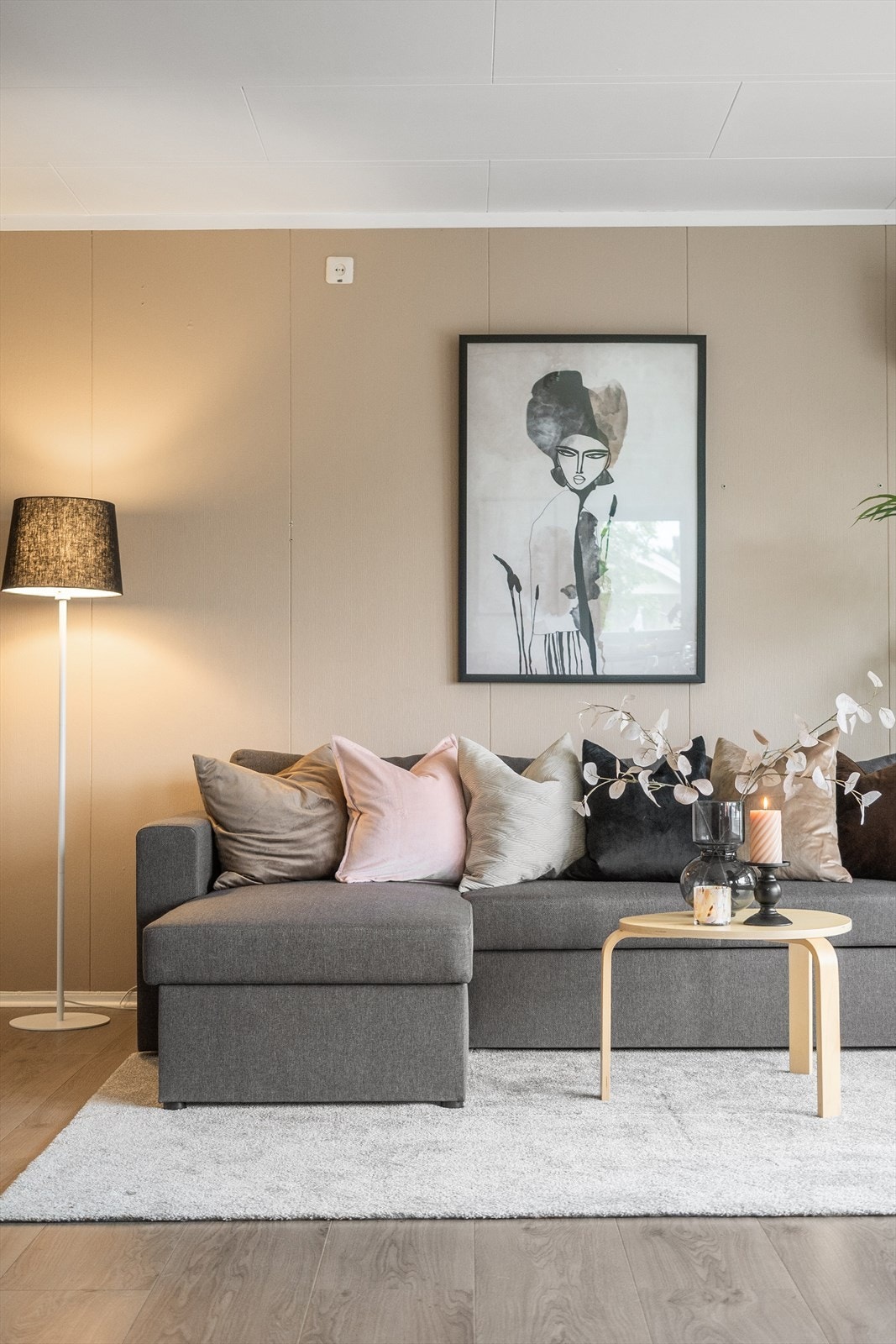 Lys og trivelig stue med store vindusflater, varmepumpe, peisovn og utgang til romslig veranda med gode solforhold. (Foto: Skildre v/Bjørnar Fjeldberg) Galleribilde