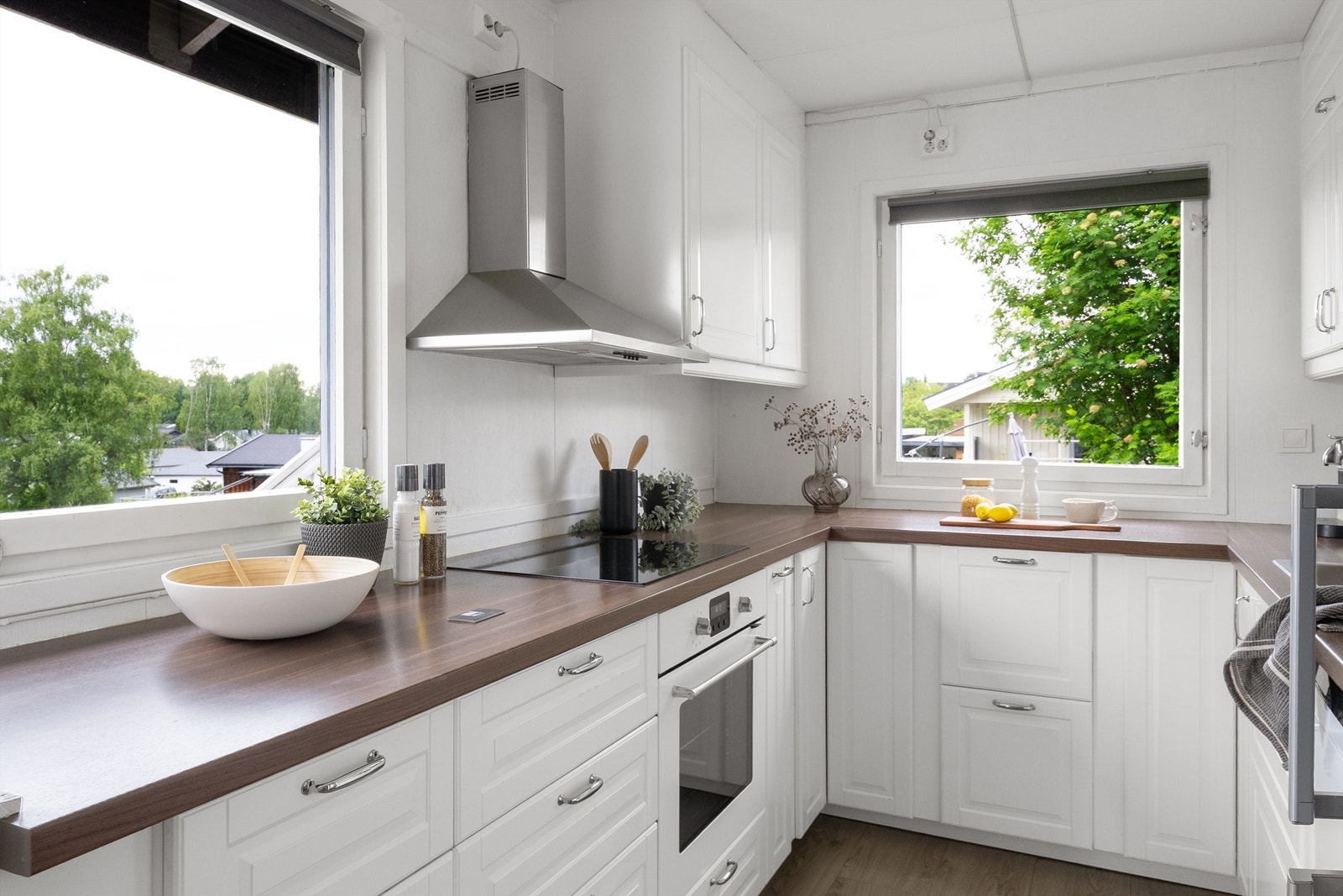 Kjøkkenet har innredning med profilerte fronter og laminert benkeplate. Galleribilde