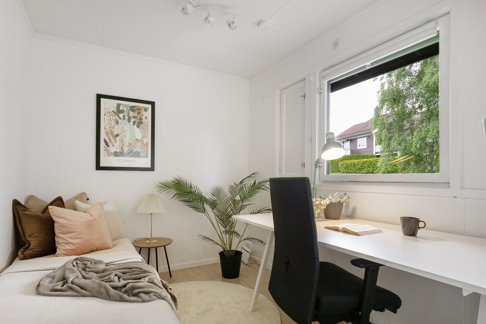 Soverom nummer to som også fint kan benyttes som barnerom, gjesterom eller hjemmekontor etter behov. Galleribilde