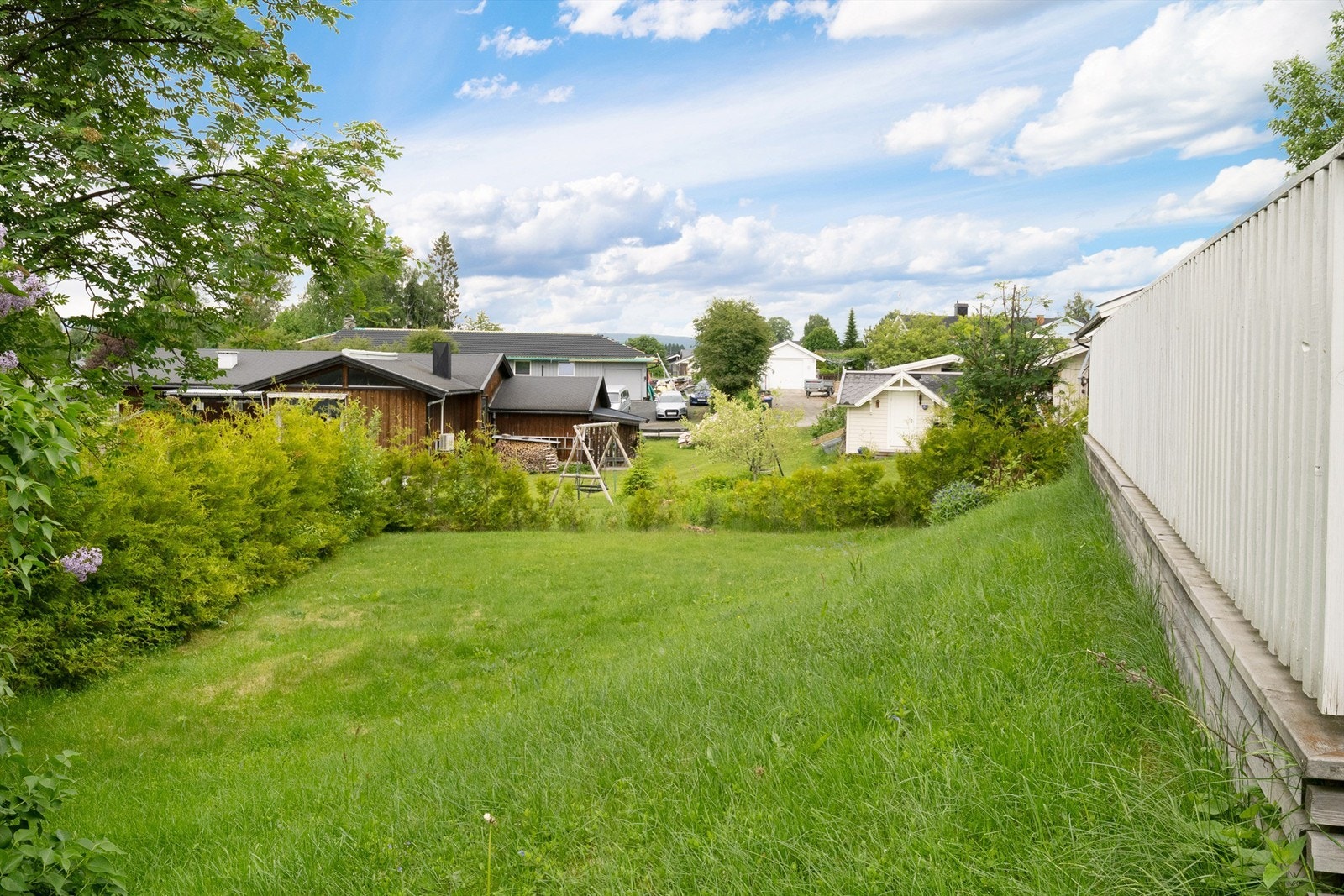 Eiendommen har en pent opparbeidet tomt med plenarealer og beplantning. Galleribilde