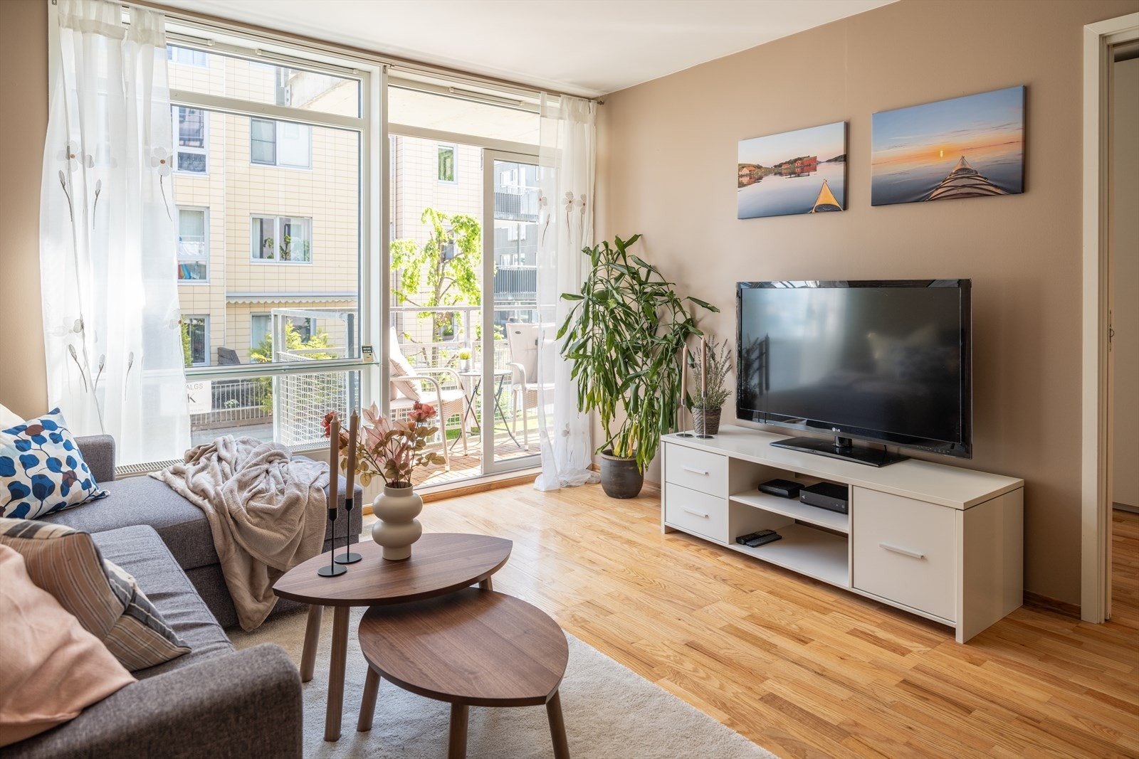 Leiligheten er fra 2004 og byr på moderne kvaliteter som heis, balansert ventilasjon og fjernvarme. Galleribilde