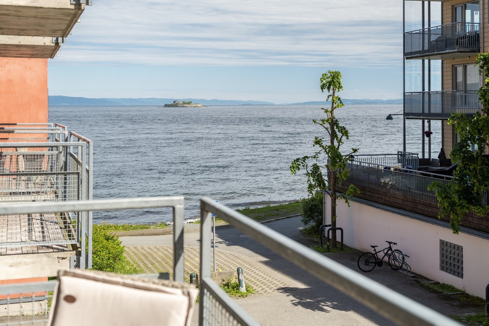 Fra egen inngangsdør kan du gå direkte til flere badeplasser og turstier langs sjøen og i bymarka. Galleribilde