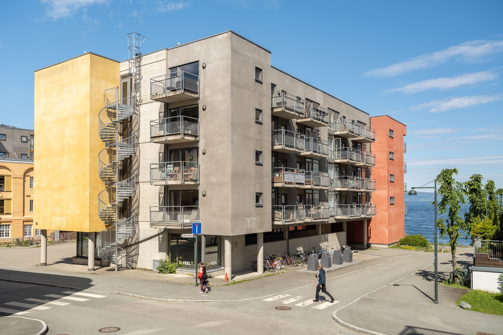 Ønsker du å bo i et rolig og etablert boområde, samtidig som det er gangavstand til sentrum, flere studiesteder og turområder, så er dette området for deg. Galleribilde