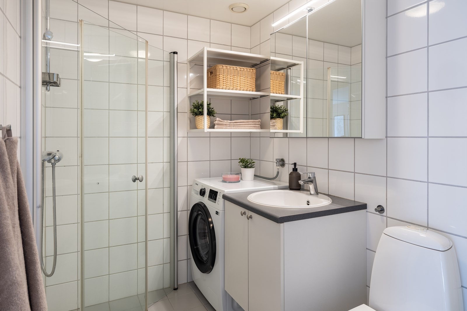 Flislagt bad med varme i gulv og opplegg til vaskemaskin. Galleribilde