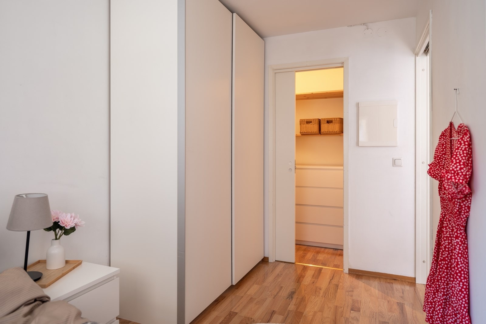 Det er rikelig med garderobeskap, som medfølger handelen. Det er også en praktisk innvendig bod som er perfekt dersom du ønsker ekstra fryser ol. eller som walk-in closet. Galleribilde