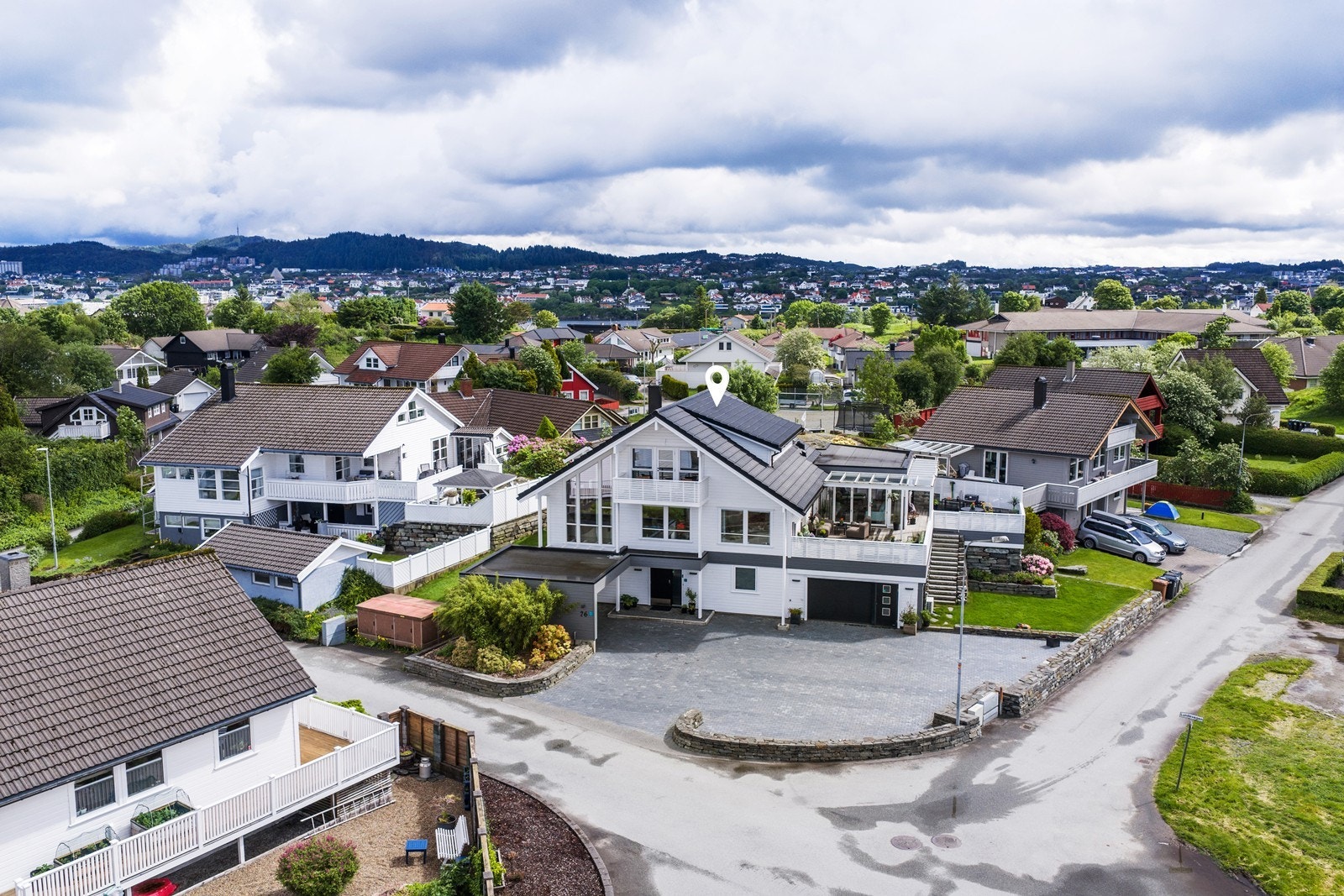 Velkommen til Lundevegen 26 - En innholdsrik og meget tiltalende enebolig over tre plan, med helårs hagestue, stor terrasse, garasje og carport med lader! Galleribilde