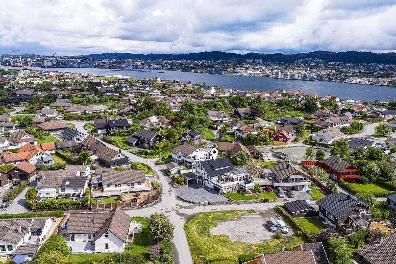 Fantastisk nærhet til skog og mark, bl.a Bjørgene friluftsområde som innbyr til fine søndagsturer for hele familien. Galleribilde