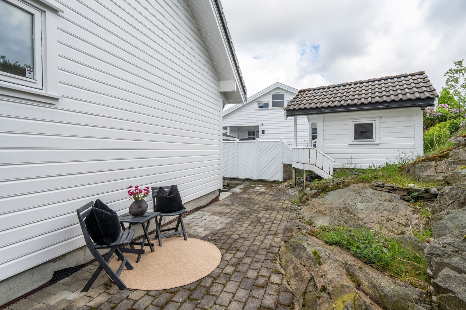 På eiendommen er det også en isolert lekehytte. Galleribilde