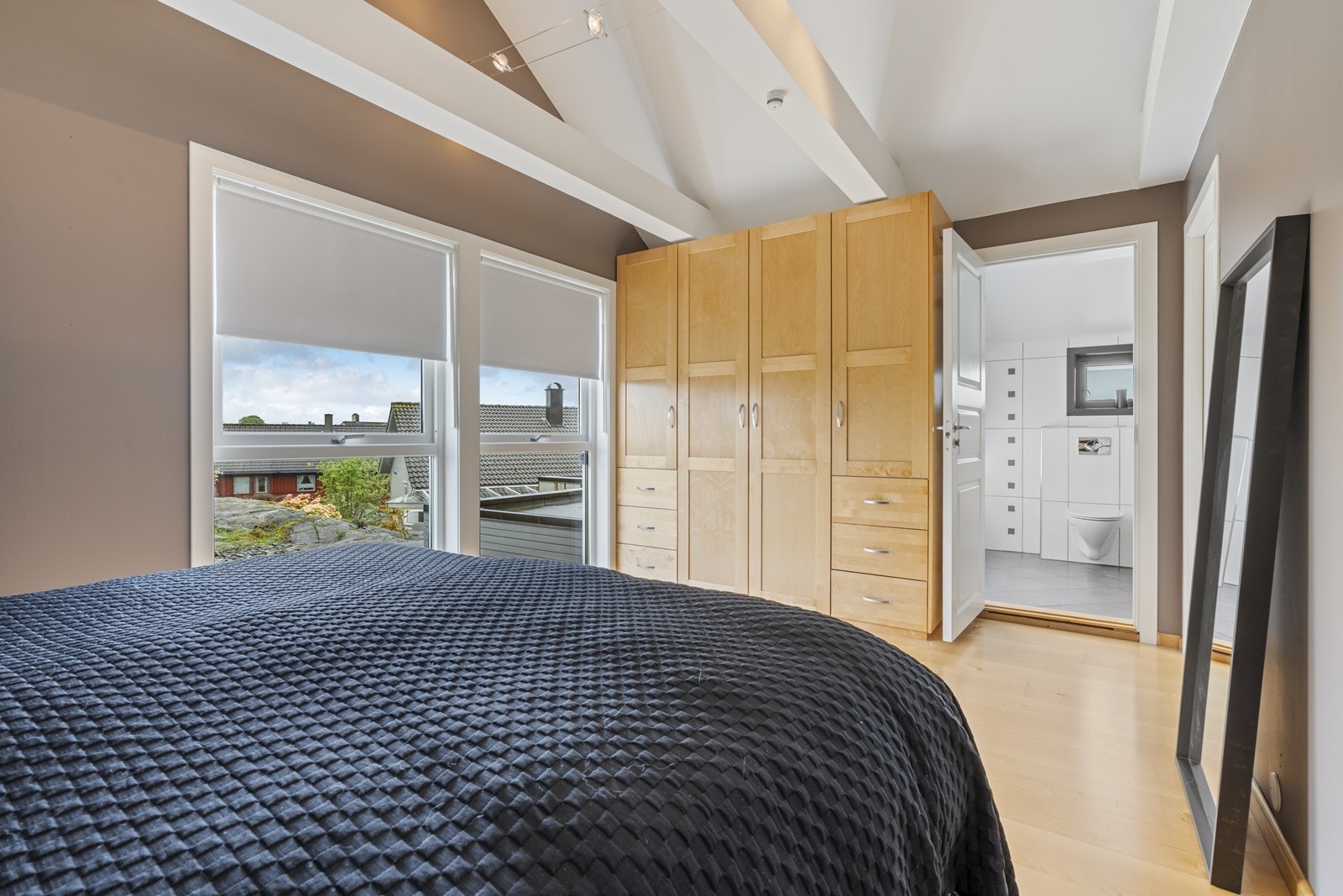 Rommet har direkte adkomst til eget "spa"-bad og bod. Galleribilde