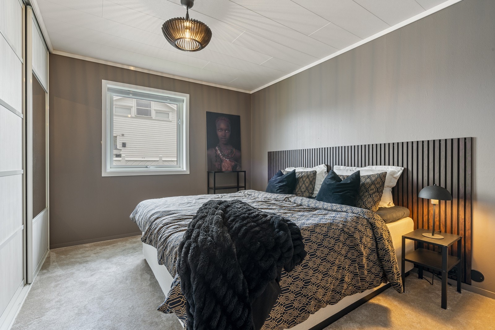 Luftig soverom i 1. etasje med stor garderobeløsning fra Elfa. God plass til dobbeltseng. Behagelig vegg til vegg-teppe på gulvet. Galleribilde