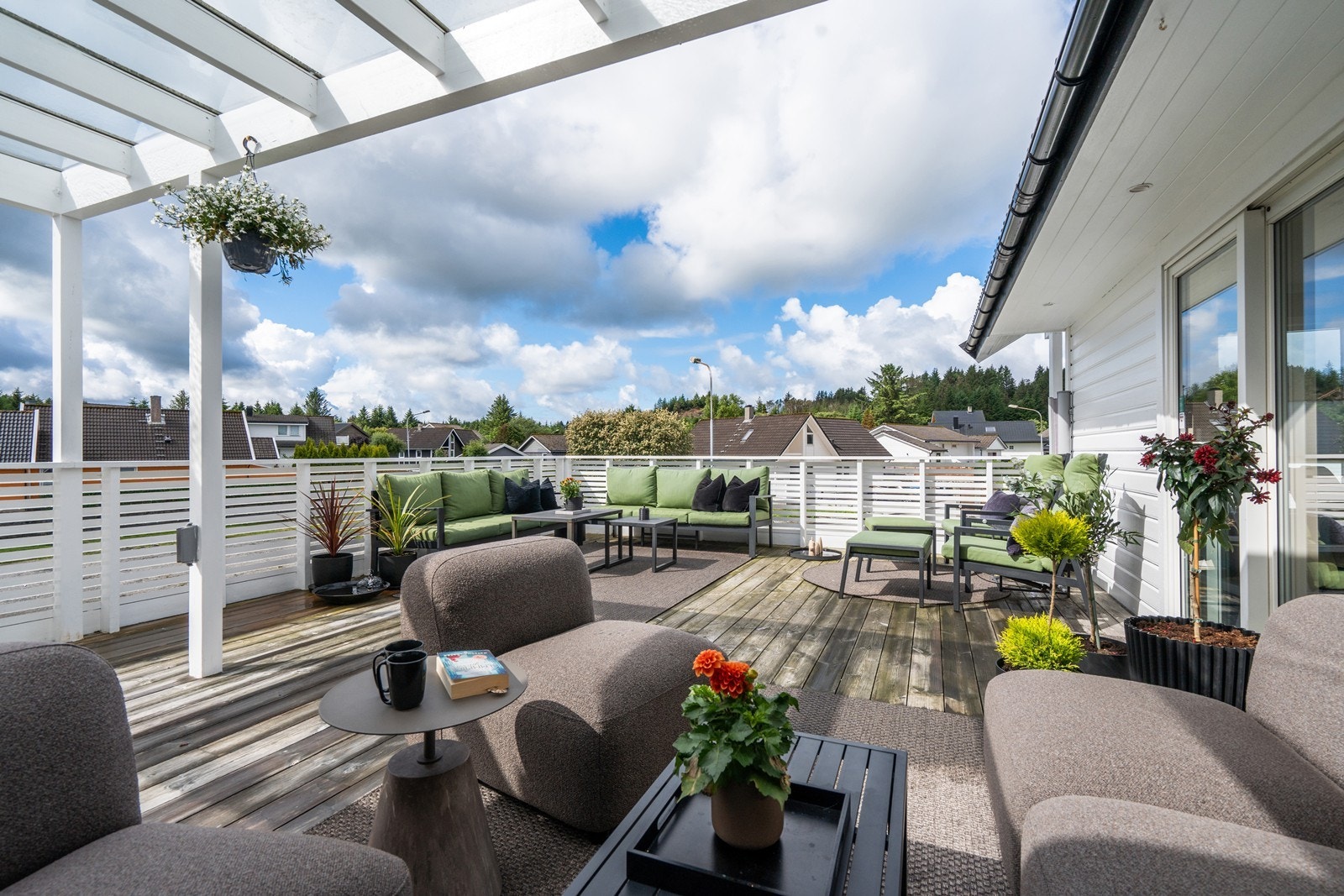 Stor og solrik terrasse på hele 65 kvadatetmeter med adkomst fra kjøkken og hagestue. Galleribilde