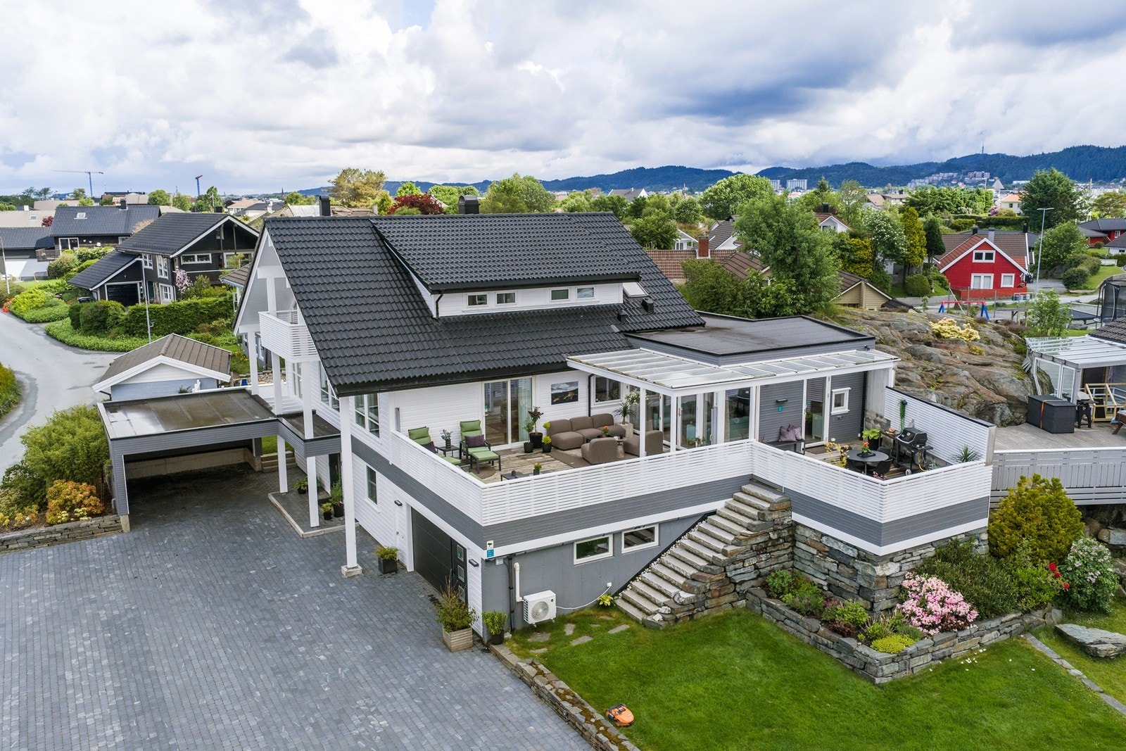 Boligen er jevnlig og betydelig vedlikeholdt/oppgradert i senere år. Eiendommen er solvendt og kan skilte med flotte uteområder! Galleribilde