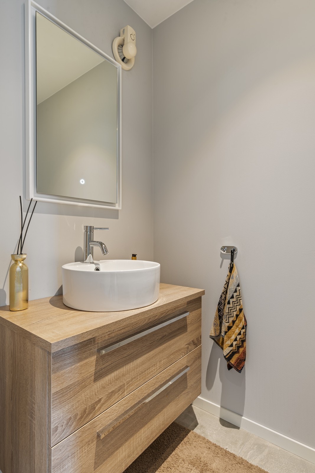 Separat WC-rom i 1. etasje, med toalett og innredning med bolleservant. Galleribilde