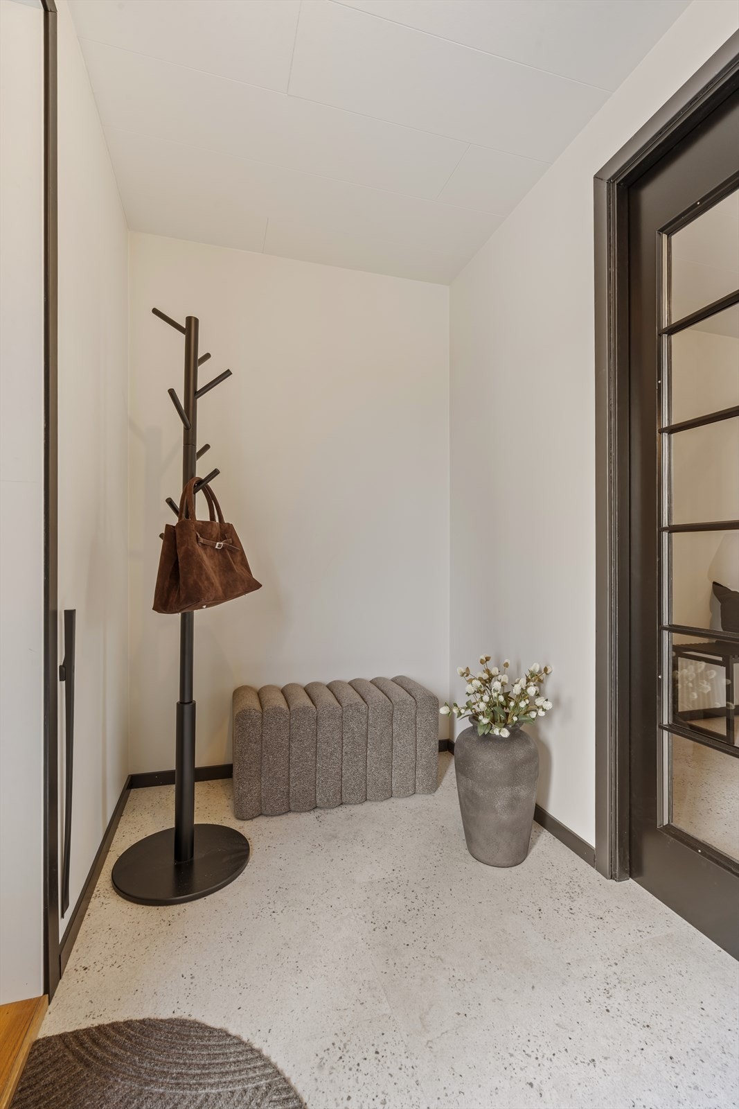 Vindfanget og hallen har god plass til yttertøy. Galleribilde