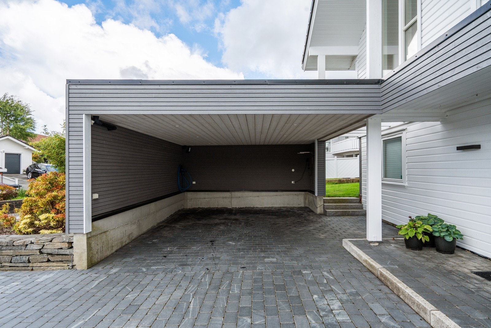 Romslig carport oppført i 2016. Det er montert elbillader. Carport og gårdsrom har belegningsstein av granitt, med høy slitestyrke. Galleribilde