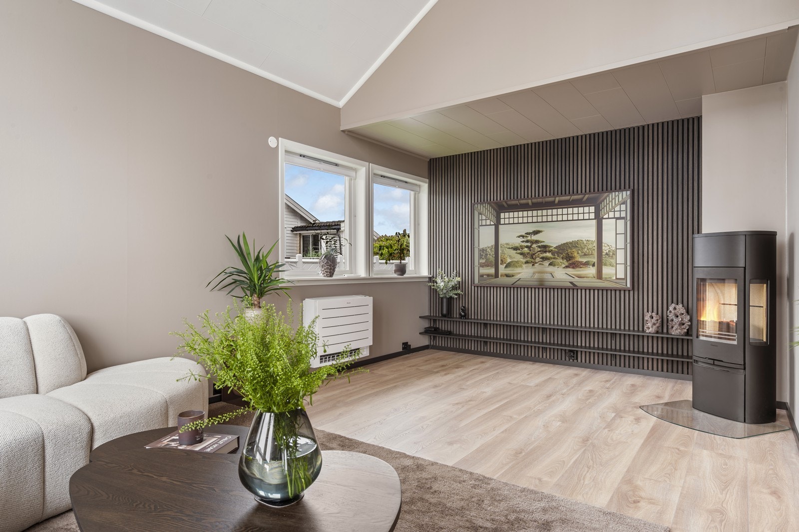 En dekorativ peisovn (ny i 2026 - montert av Bygnes Bygg) skaper hygge og varme på kalde dager. Varmepumpen gir en jevn innetemperatur. Galleribilde