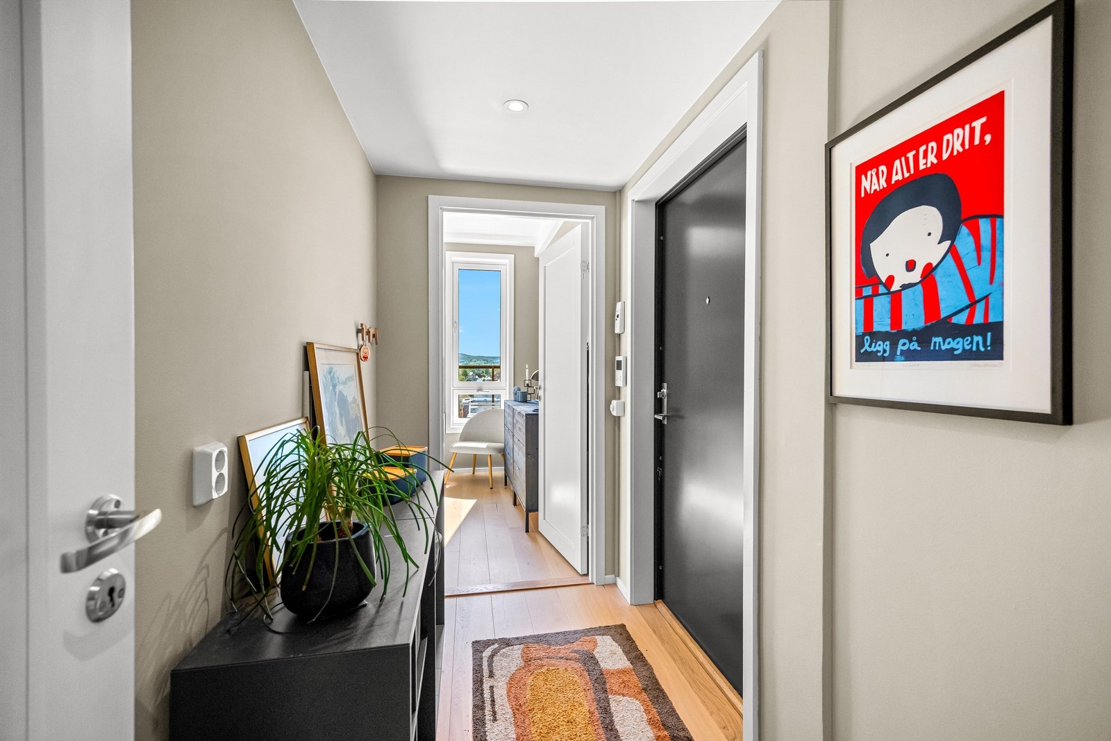 Velkommen inn i en innbydende entré med parkett, downlights og vannbåren gulvvarme. Galleribilde
