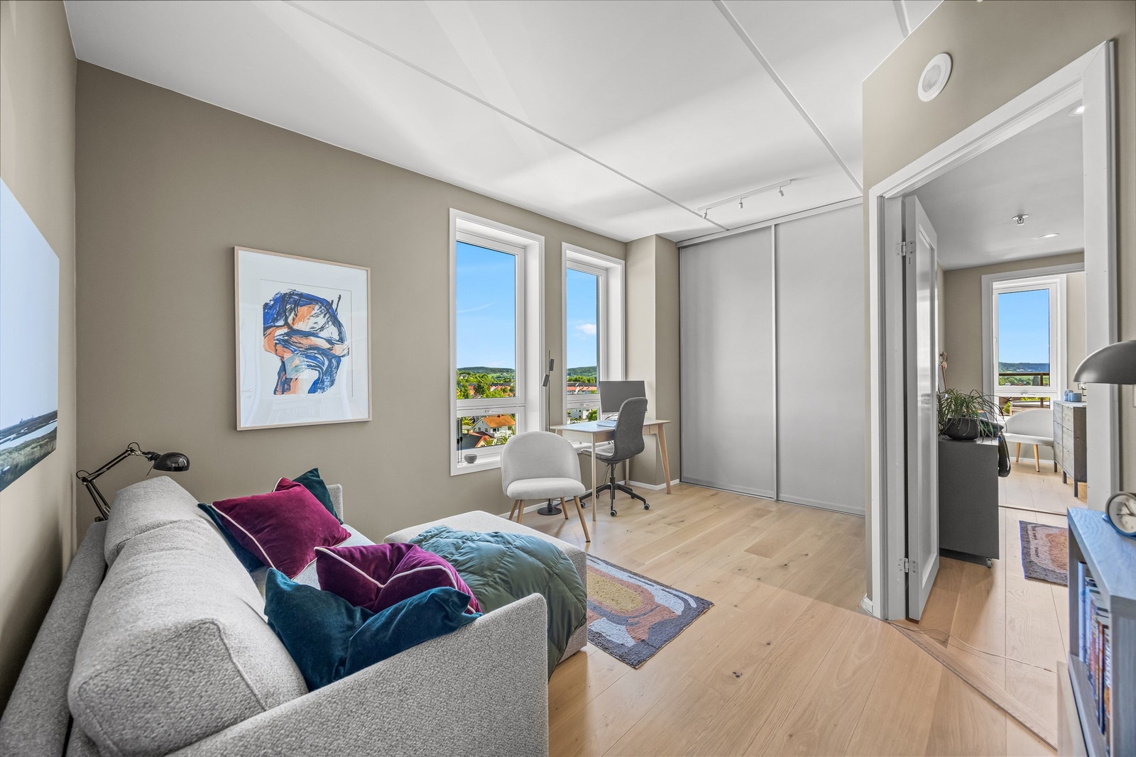 Rommet har parkett med vannbåren gulvvarme og en skyvedørsgarderobe. Galleribilde
