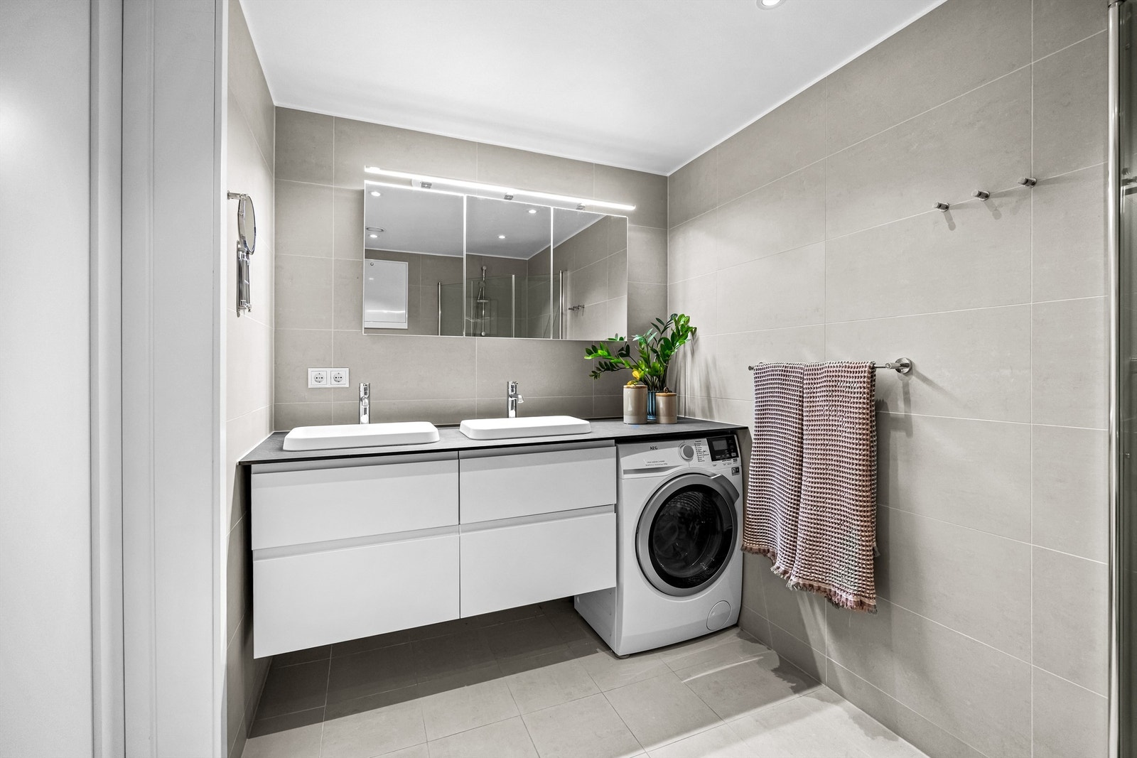 Badet ble oppgradert i 2024 med ny benkeplate, servanter og armaturer Galleribilde
