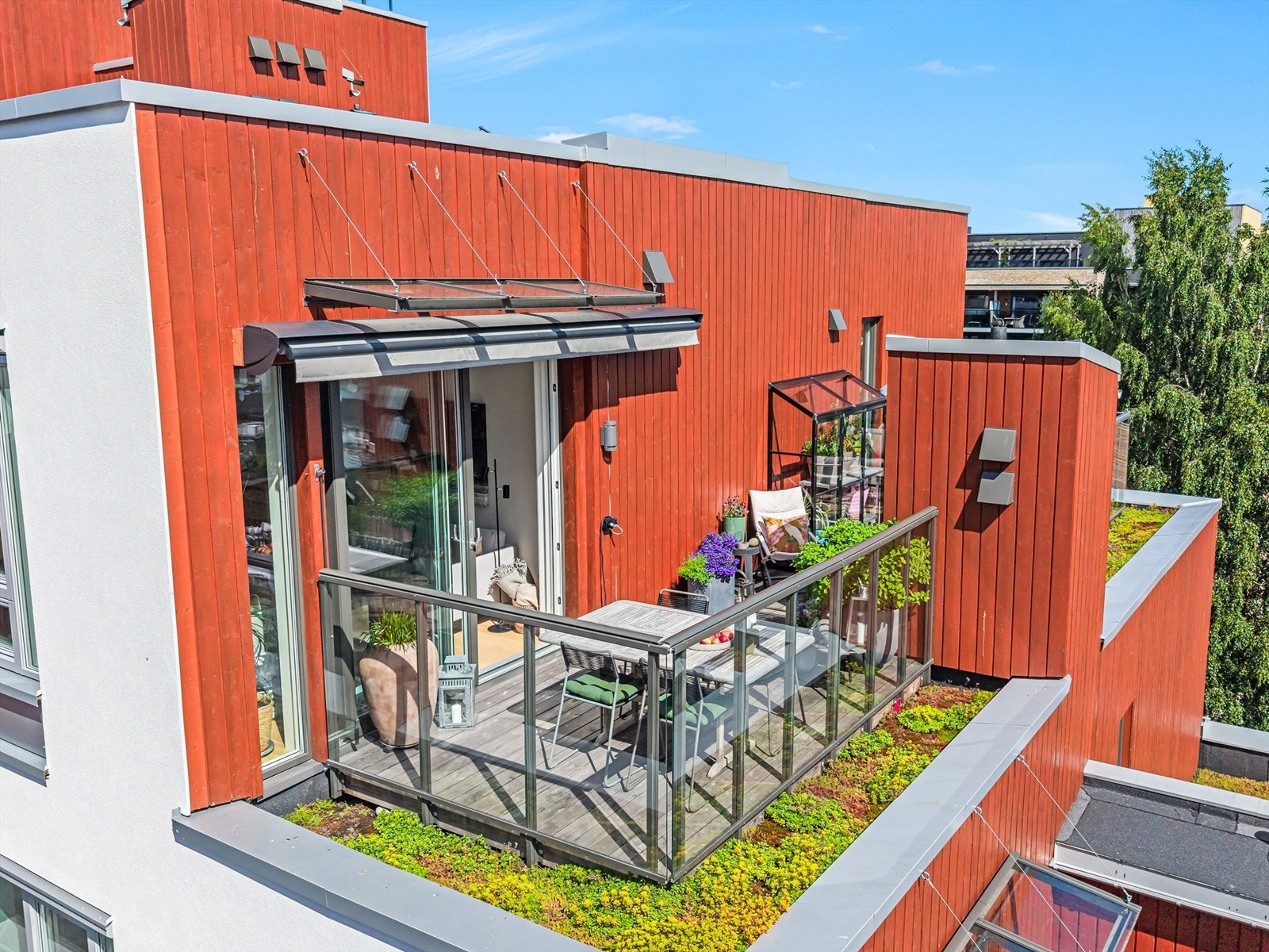 En skjermet og privat uteplass med flott utsikt Galleribilde
