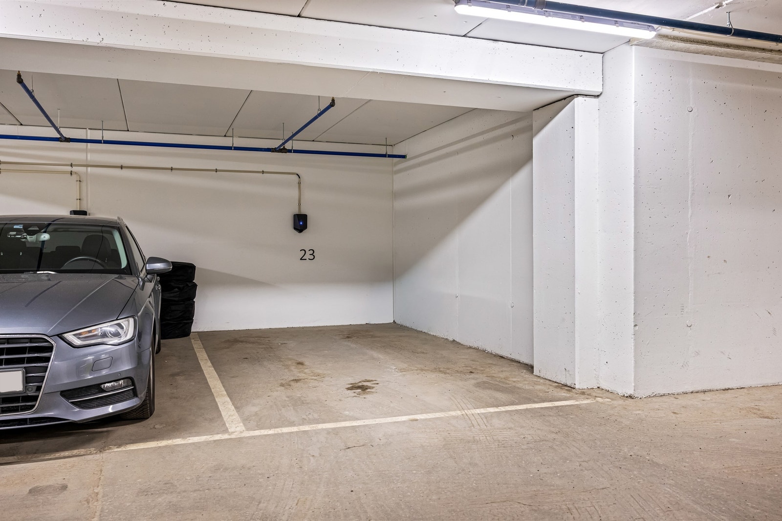 Egen parkeringsplass med elbillader i lukket garasjeanlegg. Galleribilde