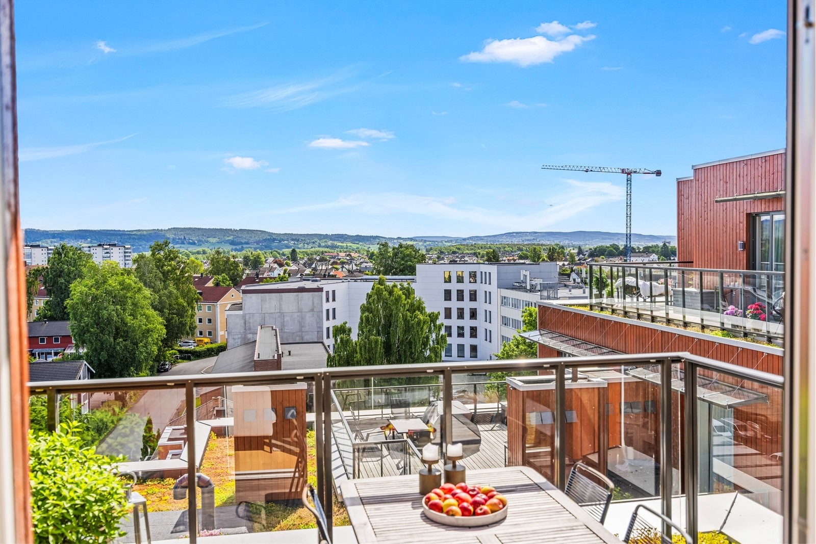 Gangavstand til Lillestrøm stasjon med hyppige avganger til Oslo og Gardermoen. Galleribilde