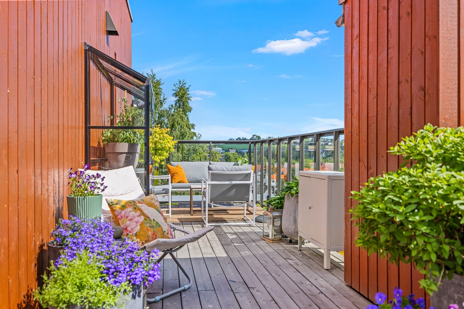 Her er det god plass til både en loungegruppe og beplantning for en hobbygartner Galleribilde