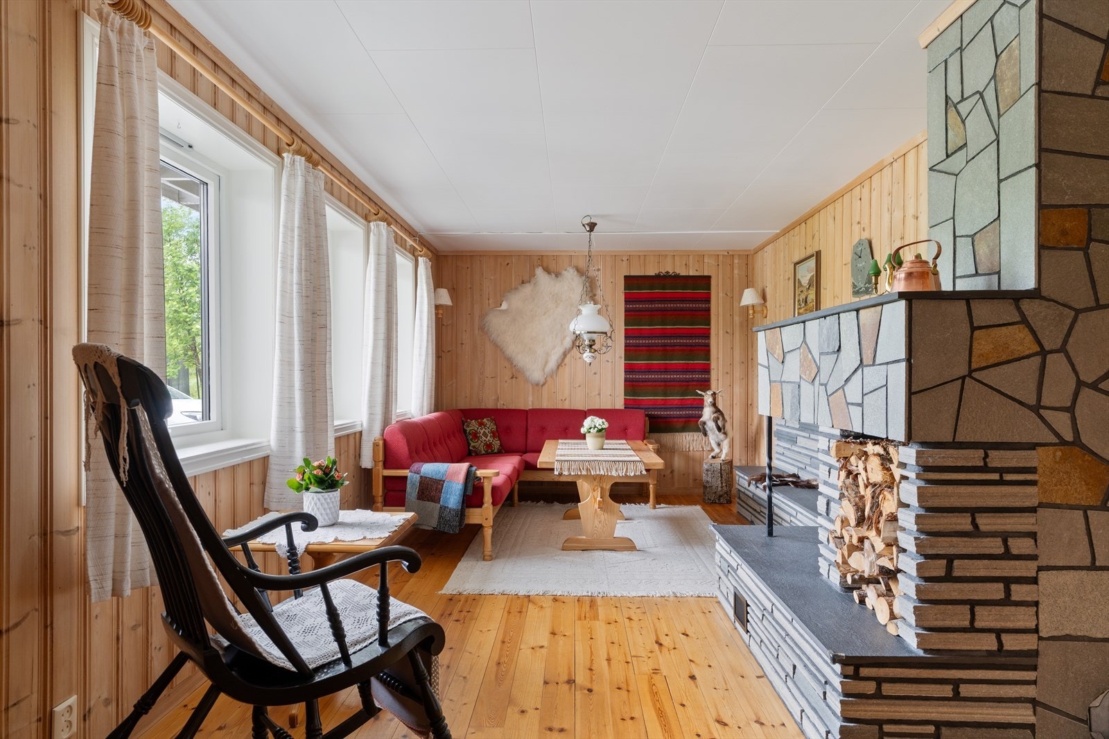 Koselig rom innredet som peisstue på 25m². Galleribilde