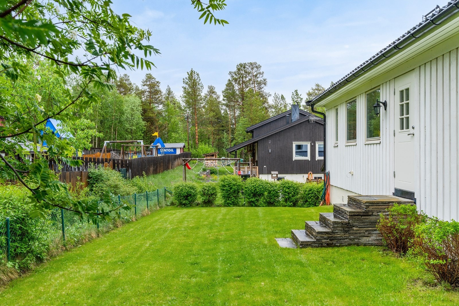 Fra hovedetasjen har du også tilgang til en skjermet hage. Galleribilde