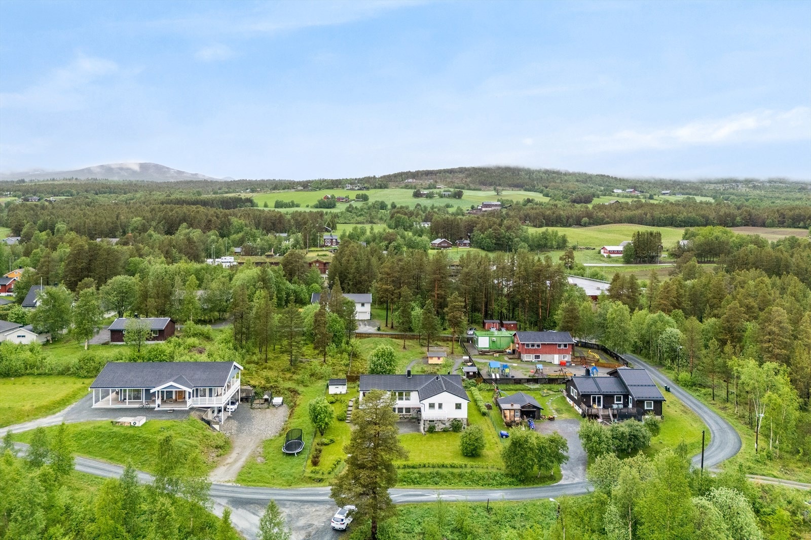 Her bor du rett ved barnehage og bussstopp, samt at man ligger kun 11km unna Oppdal sentrum. Galleribilde