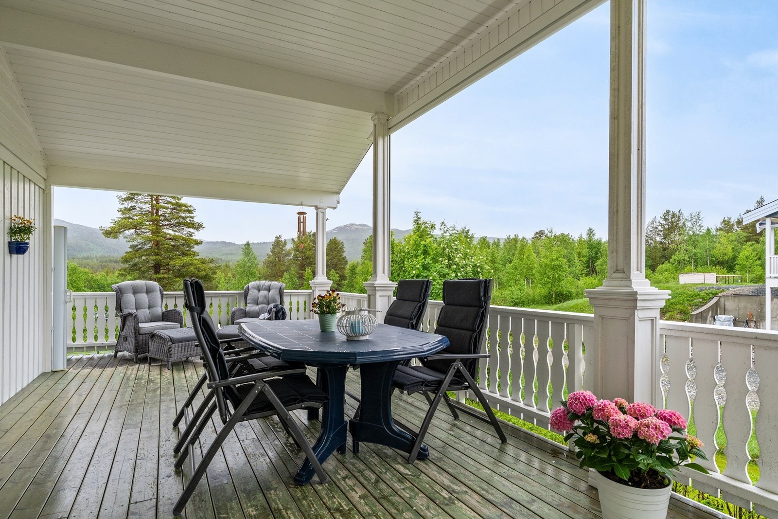 Ut fra stuen har du tilgang til en overbygd terrasse på hele 36m². Galleribilde