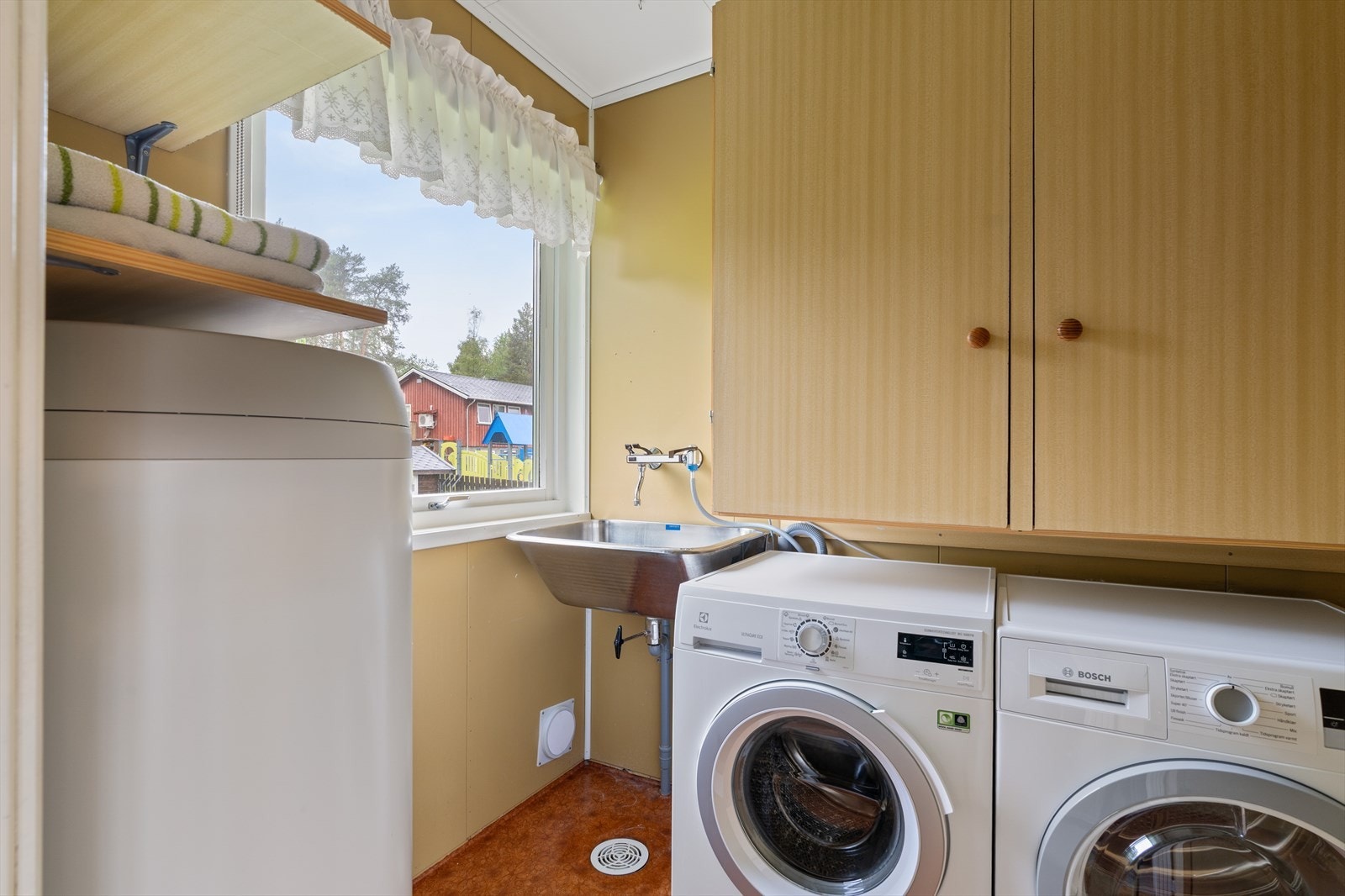 Praktisk vaskerom i hovedetasjen på 3m², varmtvannstanken bl skiftet i 2019 og har fått TG1 fra takstmann. Galleribilde