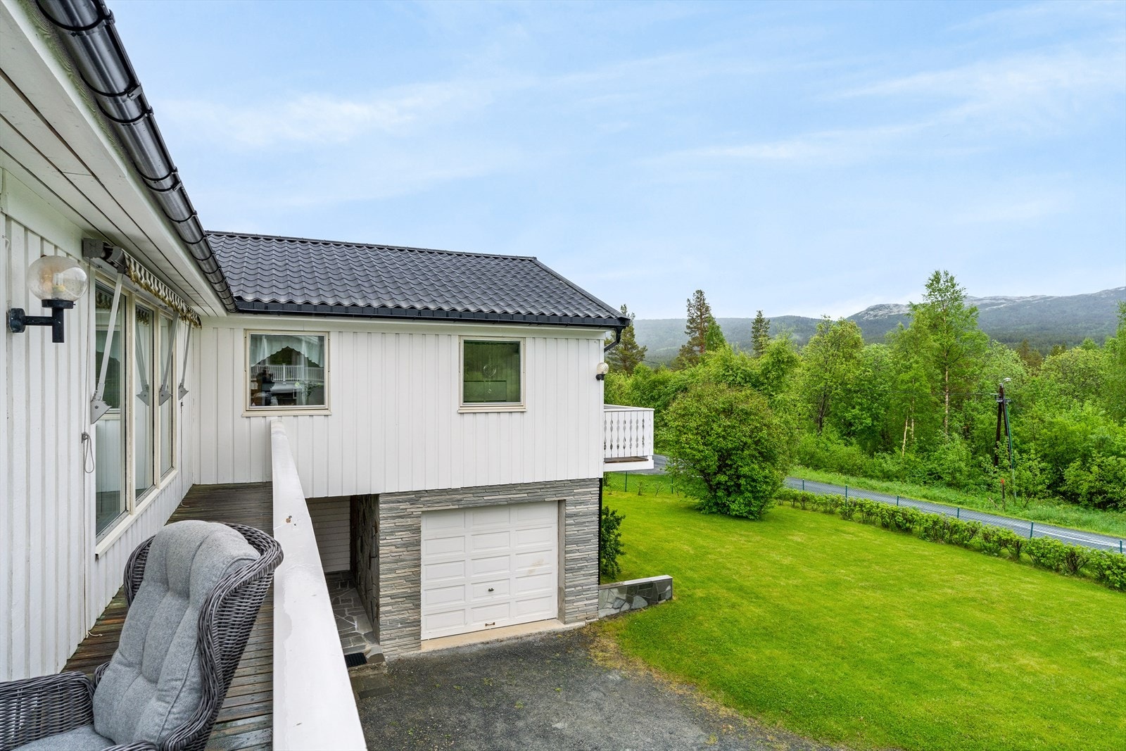 Terrassen strekker seg også rundt fremsiden av huset. Galleribilde