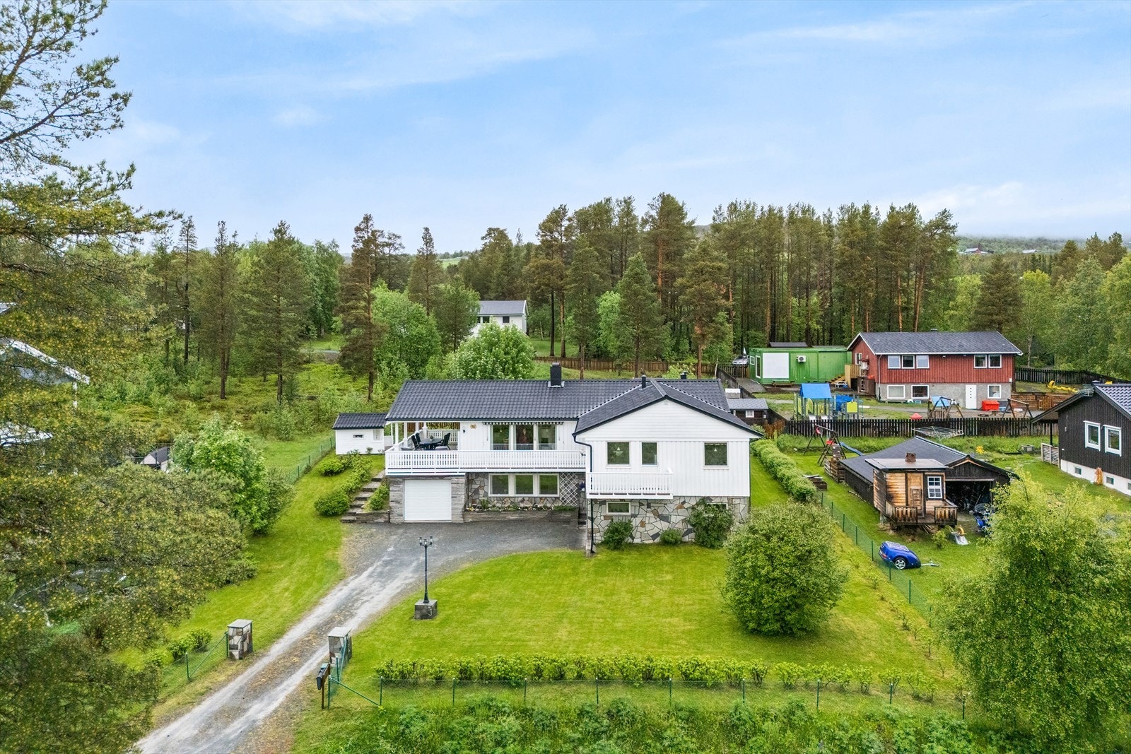 En innholdsrik og flott enebolig over to plan med idyllisk og landlig beliggenhet på Fagerhaug like utenfor Oppdal. Galleribilde