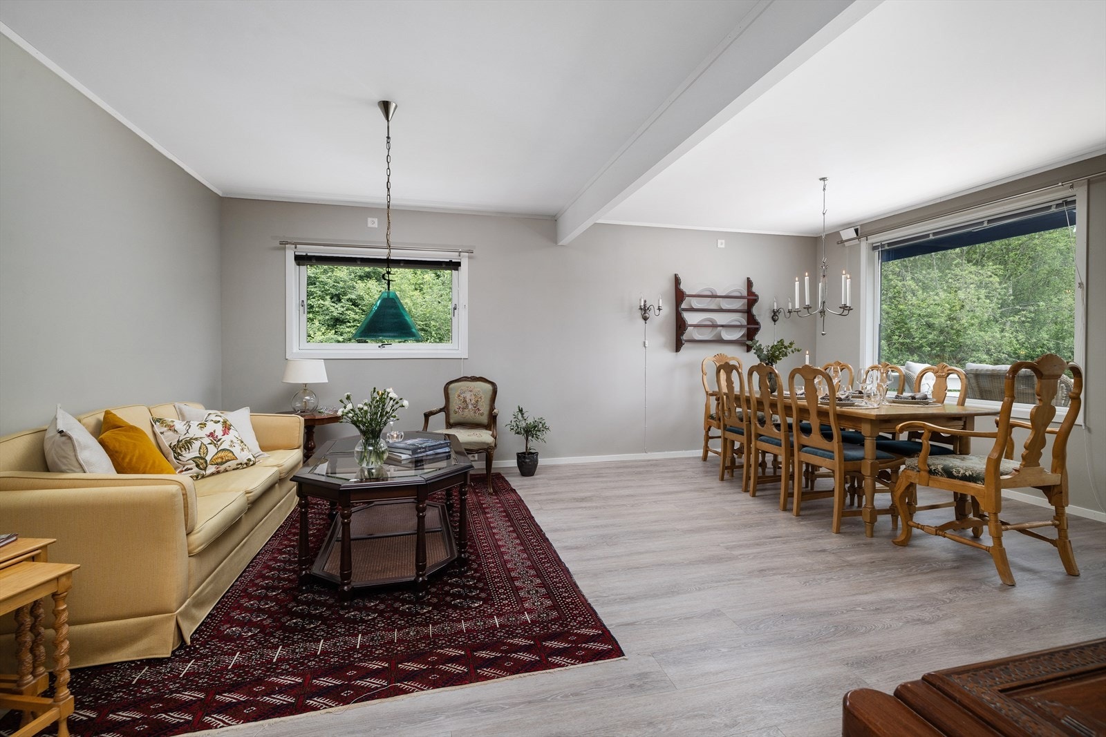Store vinduer som slipper inn rikelig med lys. Galleribilde